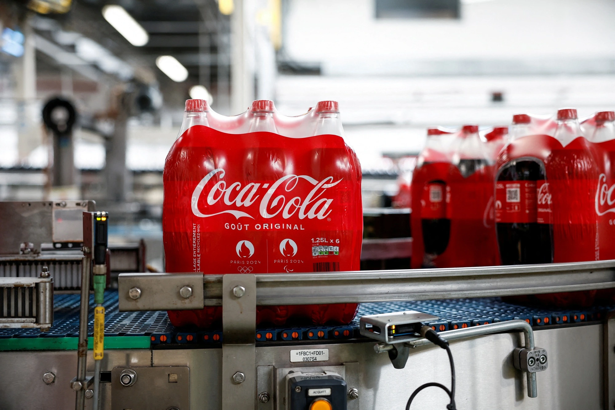 Phan tích mô hình PESTEL của Coca-Cola
